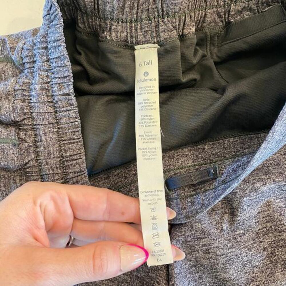 Lululemon Hotty Hot Short II Long 4" Size 6 Tall - Picture 3 of 7